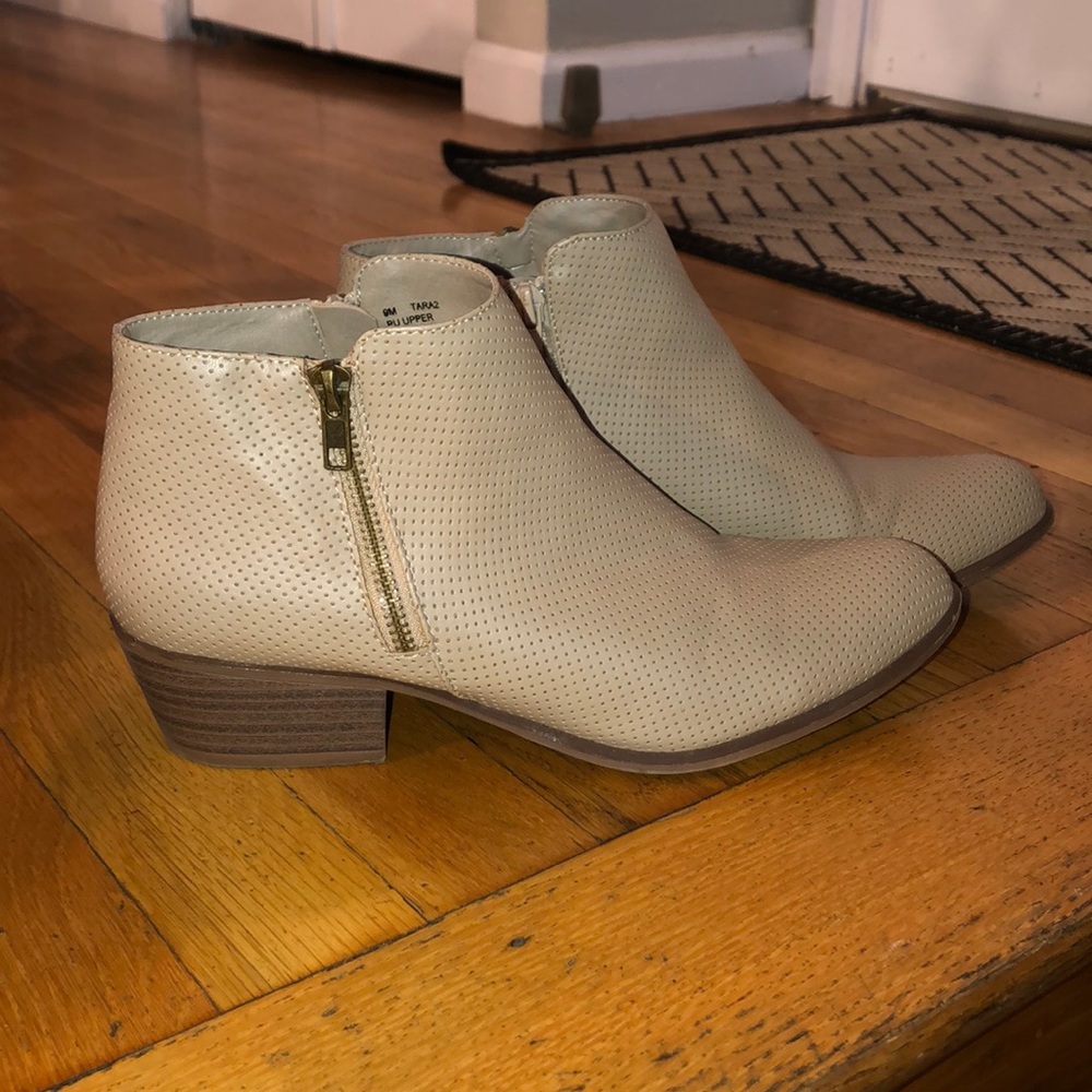 Esprit Tan Ankle Boots with Sleek Design